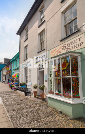 Negozi sulla strada del mercato in Aberaeron, Ceredigion, Wales, Regno Unito Foto Stock