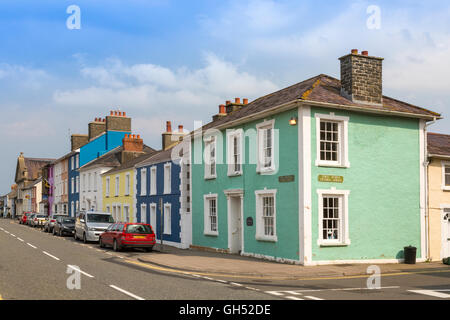 Colorate terrazze delle case su Market Street in Aberaeron, Ceredigion, Wales, Regno Unito Foto Stock