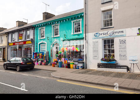 Negozi sulla strada del mercato in Aberaeron, Ceredigion, Wales, Regno Unito Foto Stock