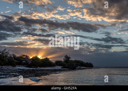 Tramonto su Quilalea Isola nell'arcipelago Quirimbas Parco Nazionale del Mozambico Foto Stock