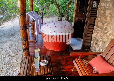 Un baobab bagno a cocktail tempo su Quilalea Island Mozambico Foto Stock