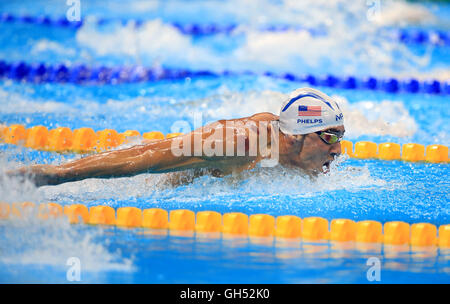 USA Michael Phelps in azione durante gli Uomini 200m Butterfly riscalda alle Olimpiadi Aquatic Centre il terzo giorno del Rio Giochi olimpici, Brasile. Foto Stock