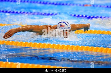 USA Michael Phelps in azione durante gli Uomini 200m Butterfly riscalda alle Olimpiadi Aquatic Centre il terzo giorno del Rio Giochi olimpici, Brasile. Foto Stock