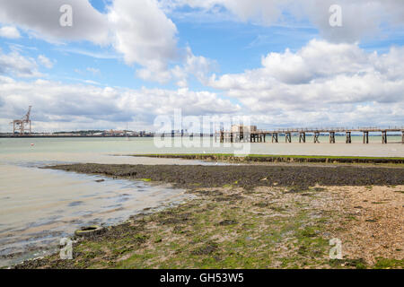 Il decadere lentamente piloni in Shotley cancello in Suffolk Foto Stock