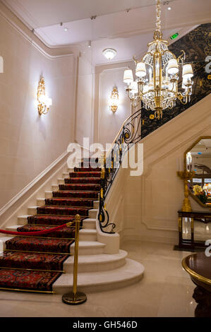 Parigi, Francia, Inside, il Hôtel Ritz, Design di interni di lusso, Corridoio, scala con lampadario, eleganti interni dell'hotel Foto Stock