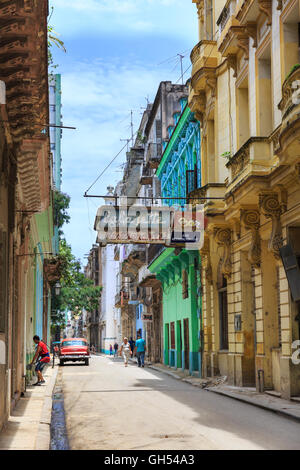 Scena di strada con case storiche a La Habana Vieja, Old Havana, Cuba Foto Stock