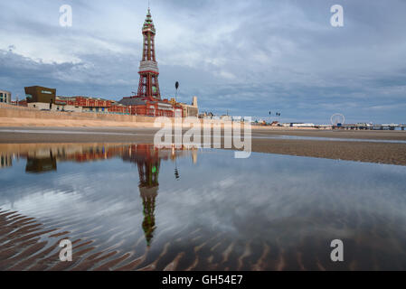 La riflessione della torre di Blackpool nello stagno di acqua sulla spiaggia. Foto Stock