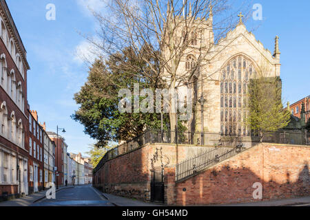 Chiesa di Santa Maria, una chiesa medievale di stare al di sopra degli edifici circostanti sul marciapiede elevato in Lace Market, Nottingham, Inghilterra, Regno Unito Foto Stock