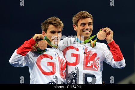Gran Bretagna Tom Daley (destra) e Daniel Goodfellow (sinistra) celebrare con le loro medaglie di bronzo dopo l'uomo sincronizzato 10m Platform Finale del Maria Lenk Aquatics Centre il terzo giorno del Rio Giochi Olimpici, Brasile. Foto Stock