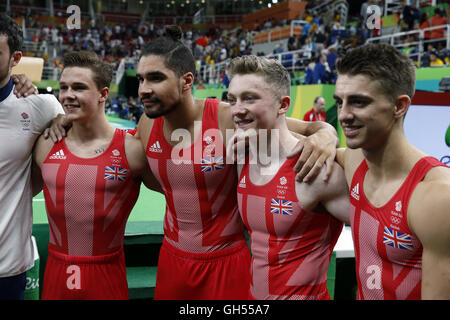 Gran Bretagna Brinn Bevan, Louis Smith, Nilo Wilson e Max Whitlock seguendo il cavallo di routine dei maschile di Ginnastica Artistica finale al Rio Olympic Arena il terzo giorno del Rio Giochi olimpici, Brasile. Foto Stock