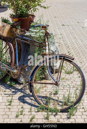 Vecchio arrugginito bici rotto è in piedi sulla strada Foto Stock