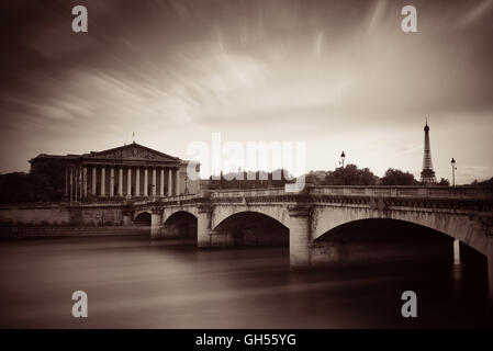 Parigi Senna e ponte con Assemblee Nationale Foto Stock