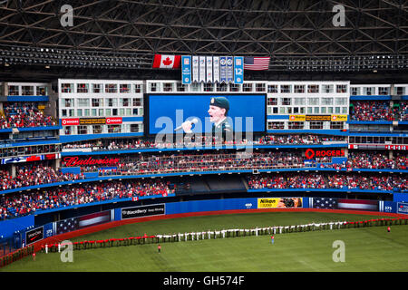 Il team 'inni nazionali sono cantate come una bandiera canadese è laminato sul Canada giornata presso il Rogers Centre a Toronto in Canada. Foto Stock