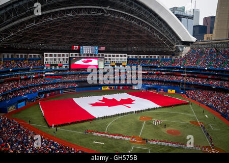 Il team 'inni nazionali sono cantate come una bandiera canadese è laminato sul Canada giornata presso il Rogers Centre a Toronto in Canada. Foto Stock