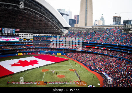 Il team 'inni nazionali sono cantate come una bandiera canadese è laminato sul Canada giornata presso il Rogers Centre a Toronto in Canada. Foto Stock