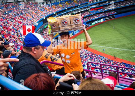 Un venditore a vendere popcorn per la folla sul Canada giornata presso il Rogers Centre a Toronto in Canada. Foto Stock