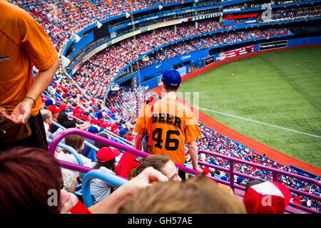 Un fornitore di birra passeggiate attraverso la folla sul Canada giornata presso il Rogers Centre a Toronto in Canada. Foto Stock