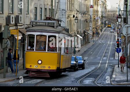 Geografia / viaggi, Portogallo, il famoso tram 28, electrico, sulla Rua da Conceicao, storico quartiere Alfama, Lisboa, Additional-Rights-Clearance-Info-Not-Available Foto Stock