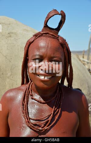 Geografia / viaggi, Namibia, tradizionale abito donna Himba nel Purros villaggio tradizionale, Purros, Kaokoveld, Additional-Rights-Clearance-Info-Not-Available Foto Stock