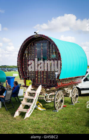 Un classico Bowtop caravan molto favorite da gruppi di nomadi e vacanze lasciando che le aziende nel Regno Unito Foto Stock