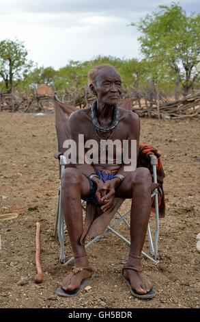 Geografia / viaggi, Namibia, chief Hikuminue Kapika, del capo degli Himba della Namibia, nel suo Kraal vicino al villaggio Omuramba, Kaokoveld, Africa, Additional-Rights-Clearance-Info-Not-Available Foto Stock