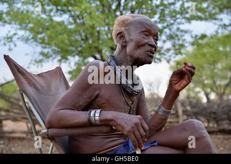 Geografia / viaggi, Namibia, chief Hikuminue Kapika, del capo degli Himba della Namibia, nel suo Kraal vicino al villaggio Omuramba, Kaokoveld, Africa, Additional-Rights-Clearance-Info-Not-Available Foto Stock