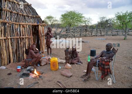 Geografia / viaggi, Namibia, chief Hikuminue Kapika, del capo degli Himba della Namibia, con la sua famiglia a fuoco nel suo Kraal vicino al villaggio Omuramba, Kaokoveld, Africa, Additional-Rights-Clearance-Info-Not-Available Foto Stock