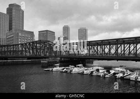 Skyline di Boston e Northern Avenue Bridge. Costruito nel 1908, è stato chiuso al traffico di veicoli in 1999 - Foto in bianco e nero Foto Stock