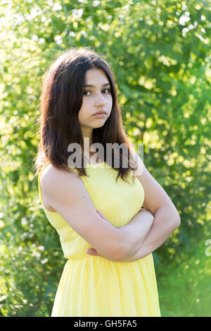 Ragazza di 14 anni con braccia incrociate sul petto Foto Stock