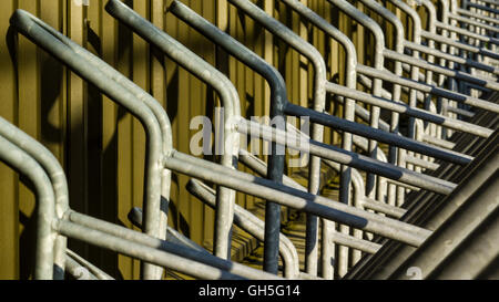 Svuotare bike rack in metallo che mostra il ritmo e la struttura Foto Stock