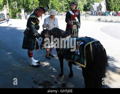 La regina Elisabetta II parla con Pony principali Mark Wilkinson con la mascotte del reggimento Cruachan IV come ella ispeziona secondo battaglione Royal Highland Fusiliers il reggimento reale della Scozia come lei prende residenza estiva di Balmoral. Foto Stock