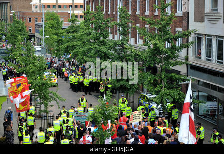 I manifestanti dal gruppo di estrema destra EDL (Inglese Lega della Difesa) raccogliere nella città di Nottingham. Nottinghamshire polizia cordoned fuori dal centro città strade come il gruppo ha fatto il loro modo dal Castello Wharf al centro della citta'. Foto Stock