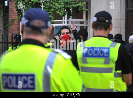 Membri della Nottingham Anti-Fascism gruppo sono isolati da un cordone di polizia come manifestanti dal gruppo di estrema destra EDL (Inglese Lega della Difesa) raccogliere nella città di Nottingham. Nottinghamshire polizia cordoned fuori dal centro città strade come il gruppo ha fatto il loro modo dal Castello Wharf al centro della citta'. Foto Stock