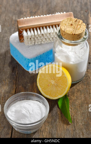Il bicarbonato di sodio, limone, spugna per la pulizia della casa Foto Stock