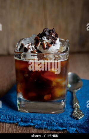 Caffè ghiacciato con gelato sul tavolo di legno Foto Stock