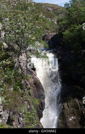 Le Cascate di Kirkaig sul fiume Kirkaig sotto Fionn Loch sotto Suilven vicino a Lochinver Assynt Sutherland Scozia Scotland Foto Stock