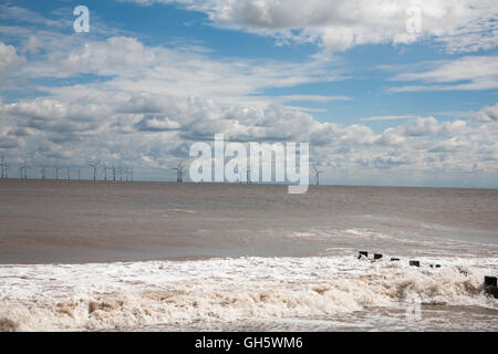 Nuvole la cancellazione della spiaggia con wind farm in background Skegness Lincolnshire Inghilterra Foto Stock