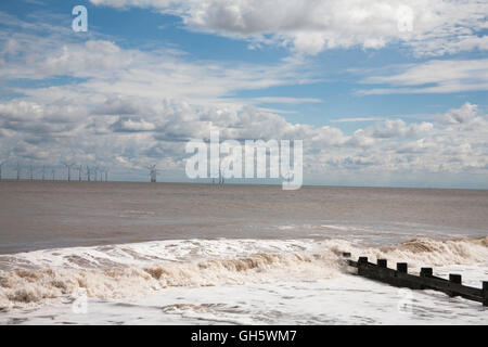 Nuvole la cancellazione della spiaggia con wind farm in background Skegness Lincolnshire Inghilterra Foto Stock