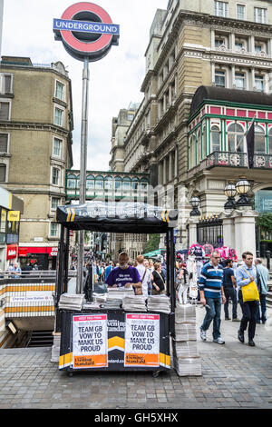 Un venditore di quotidiani della sera fuori dalla stazione di Charing Cross Foto Stock