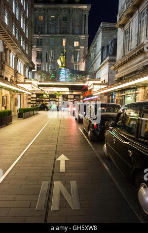 L'ingresso al Savoy Hotel in Savoy Court sullo Strand a Londra Inghilterra Foto Stock