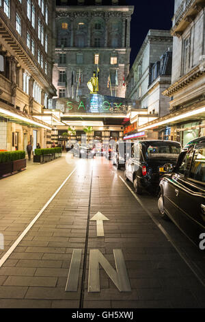 L'ingresso al Savoy Hotel in Savoy Court sullo Strand a Londra Inghilterra Foto Stock