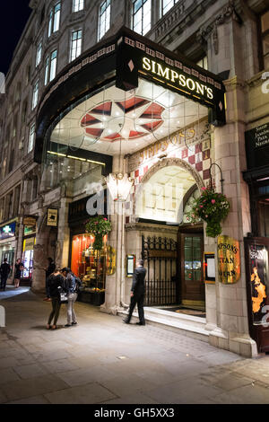 London, England, Regno Unito: un tempo di notte vista dell'ingresso a Simpson in The Strand. Foto Stock