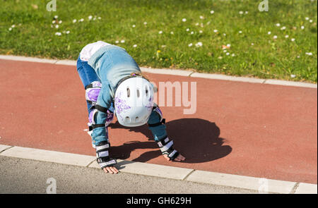 Ragazza caduta dal rullo Foto Stock