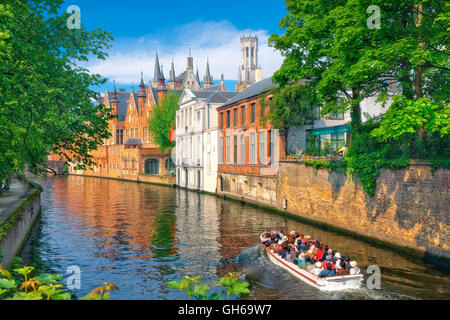 Gita in barca su un canale nel centro storico di Bruges, Belgio Foto Stock