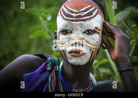 Giovane ragazza di Suri tribe con bodypainting tradizionali. Foto Stock