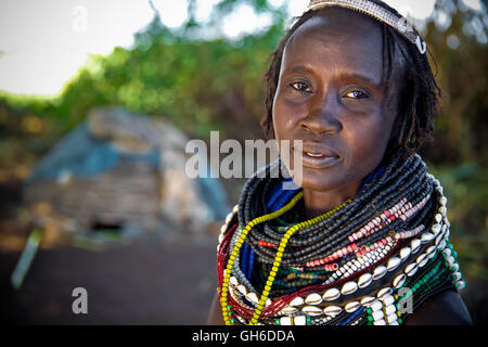 La donna da Nyangatom (Bume) tribù in Etiopia. Foto Stock