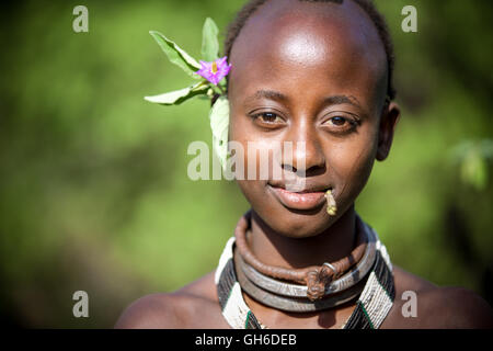 Ritratto di giovane donna dalla Hamer tribù in Turmi, Valle dell'Omo - Etiopia Foto Stock