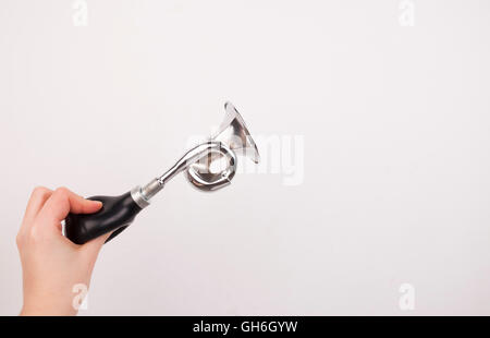 Mano che tiene il manuale vintage tromba d'aria su sfondo bianco. Foto Stock