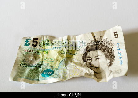 Una carta sgualcita cinque pound nota della moneta DEL REGNO UNITO Foto Stock
