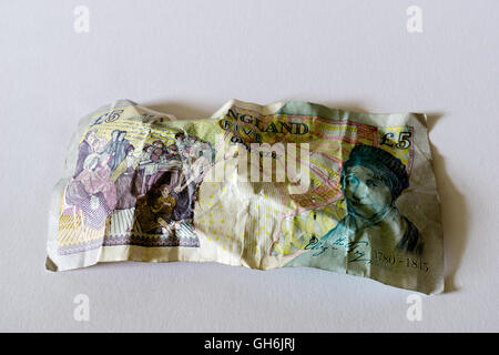 Una carta sgualcita cinque pound nota della moneta DEL REGNO UNITO Foto Stock